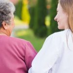 Cuidador o cuidadora de persona mayor